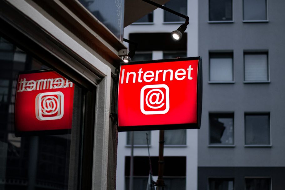 Internetvertrag arrangieren und Installation sicherstellen